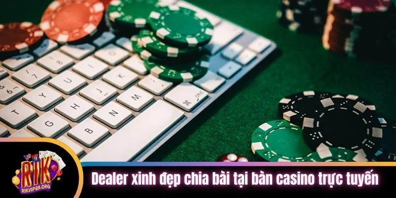 Dealer xinh đẹp chia bài tại bàn casino trực tuyến