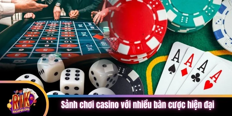 Sảnh chơi casino với nhiều bàn cược hiện đại hấp dẫn